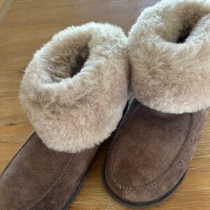 Cozy indoor/outdoor suede and sherpa lined slippers sz40